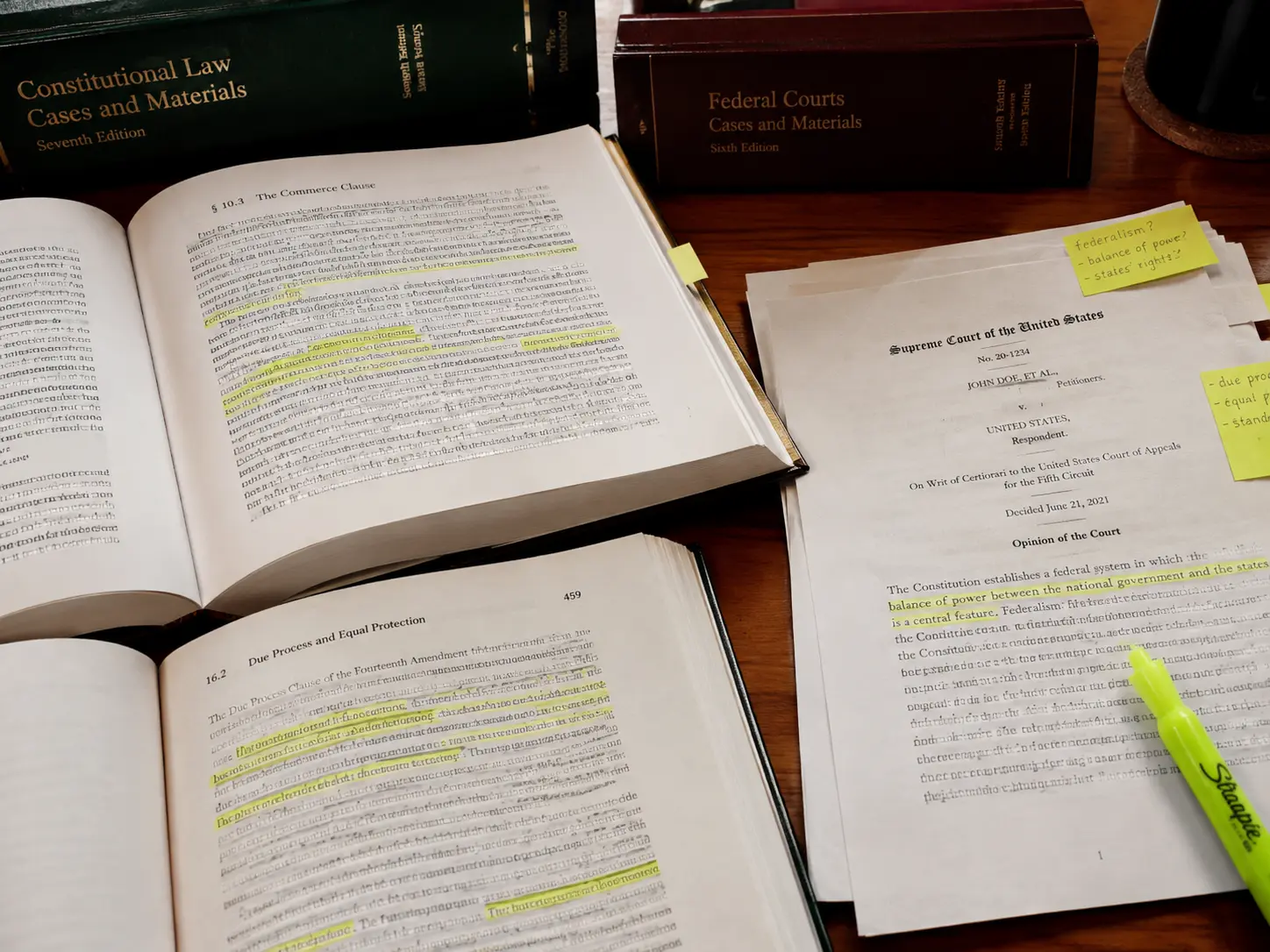 Livros e decisões judiciais impressas conferidos antes de citar no TCC de Direito