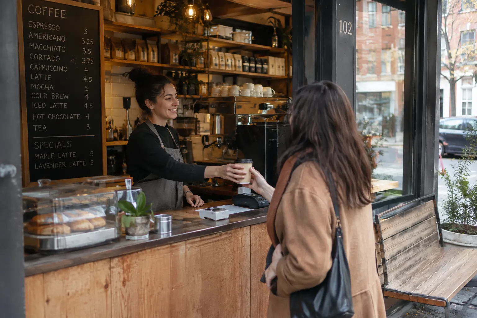 Fachada de uma pequena cafeteria independente usada como exemplo de aplicação do modelo de Porter