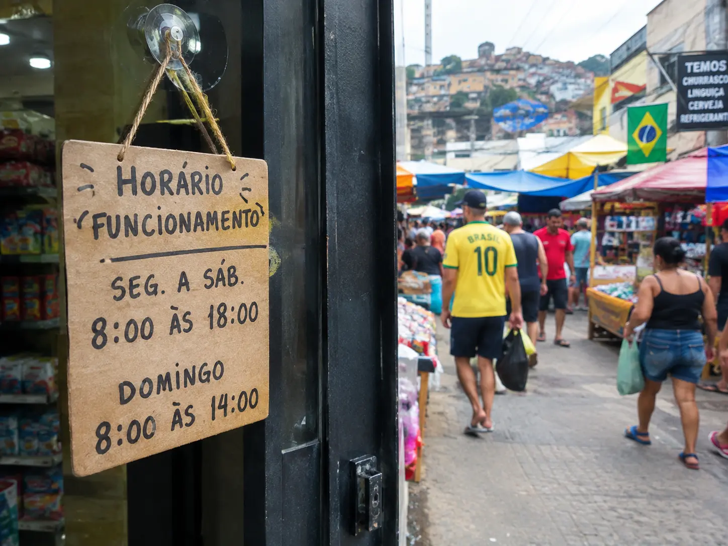 Fachada de pequeno comércio de rua representando o universo das micro e pequenas empresas